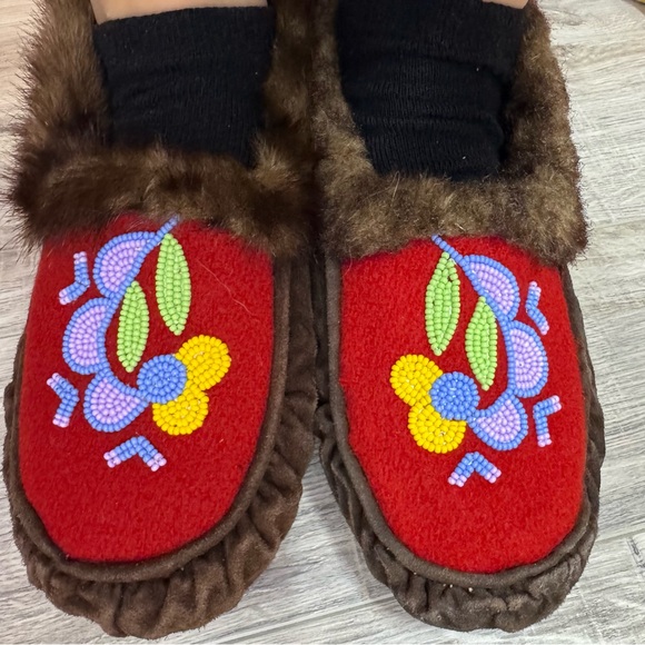 Moccasins handmade mukluks fur Sherpa suede leather beaded floral Inuit native - Picture 8 of 14